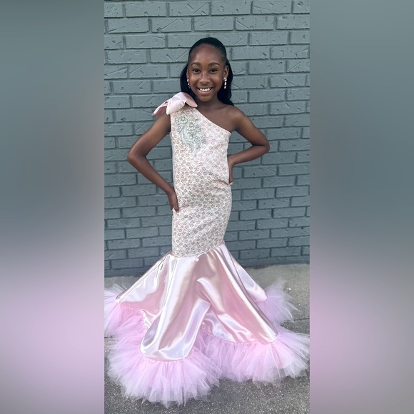 Handmade Other - Elegant Pink One-Shoulder w/Bow Kid Dress
Lots of details Sequence Flare Ruffle